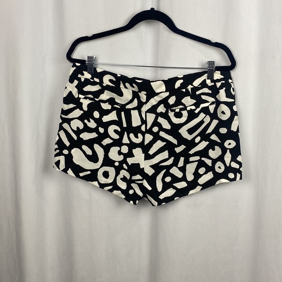 Urban Outfitters Alice + UO Black and White Eilis Geo Print Shorts - Size 10 - Picture 7 of 11